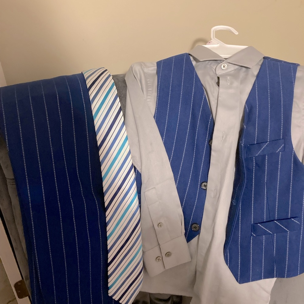 SAVAGE MIJO- Boys 4 piece pin stripe suit. Blue. Suit size 7. Shirt size 6.